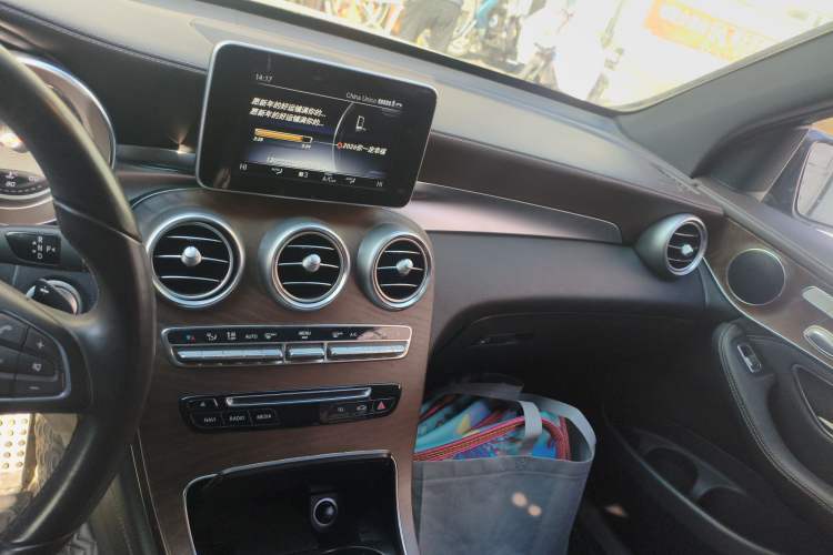 Used Mercedes-Benz GLC 2018 GLC 300 4MATIC Sport Edition Audio And AC Panel