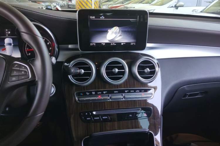 Used Mercedes-Benz GLC 2018 GLC 260 4MATIC Dynamic Edition Audio And AC Panel