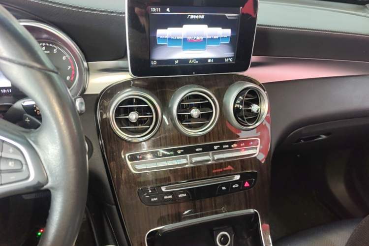 Used Mercedes-Benz GLC 2018 Facelift GLC 260 4MATIC Luxury Edition Audio And AC Panel