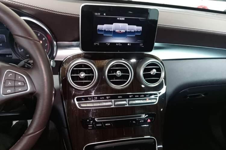 Used Mercedes-Benz GLC 2018 Facelift GLC 260 4MATIC Luxury Edition Audio And AC Panel