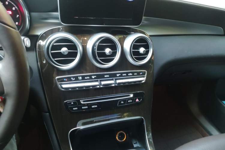 Used Mercedes-Benz GLC 2018 Facelift GLC 260 4MATIC Luxury Edition Audio And AC Panel