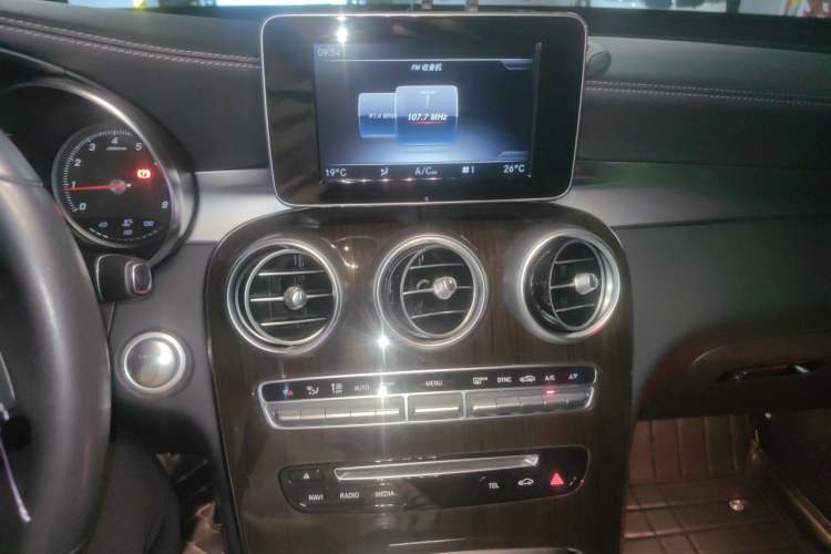Used Mercedes-Benz GLC 2018 Facelift GLC 260 4MATIC Luxury Edition Audio And AC Panel