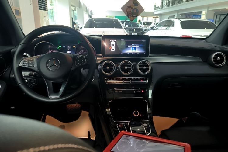 Used Mercedes-Benz GLC 2018 GLC 260 4MATIC Luxury Model Center Console