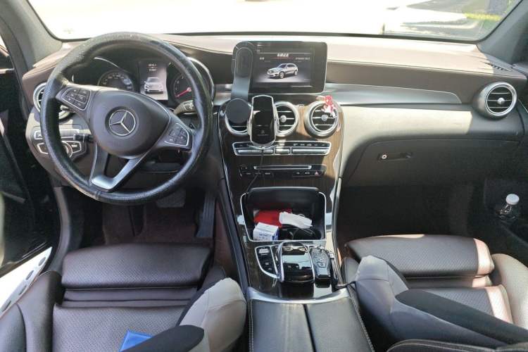 Used Mercedes-Benz GLC 2018 GLC 260 4MATIC Luxury Model Center Console