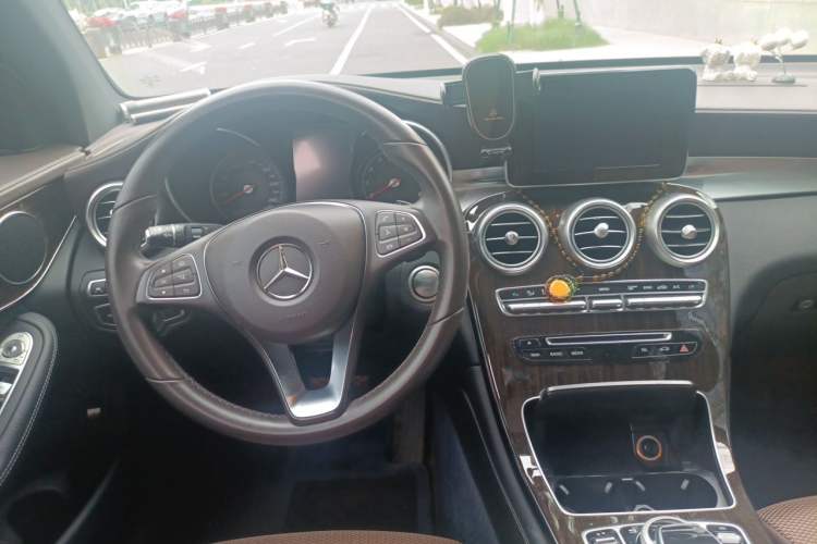 Used Mercedes-Benz GLC 2018 GLC 260 4MATIC Luxury Model Center Console