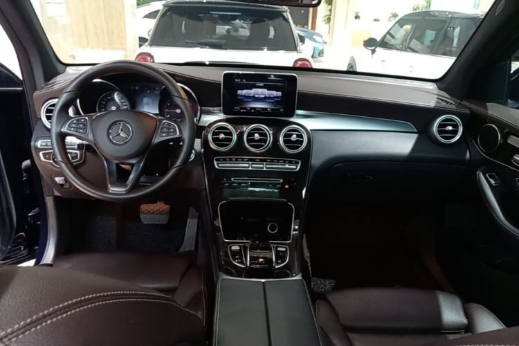 Used Mercedes-Benz GLC 2018 Facelift GLC 260 4MATIC Luxury Edition Center Console
