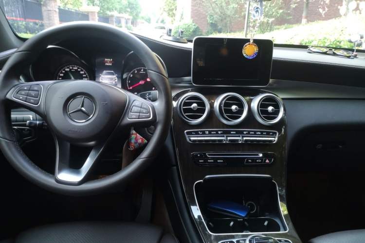 Used Mercedes-Benz GLC 2018 Facelift GLC 260 4MATIC Luxury Edition Center Console