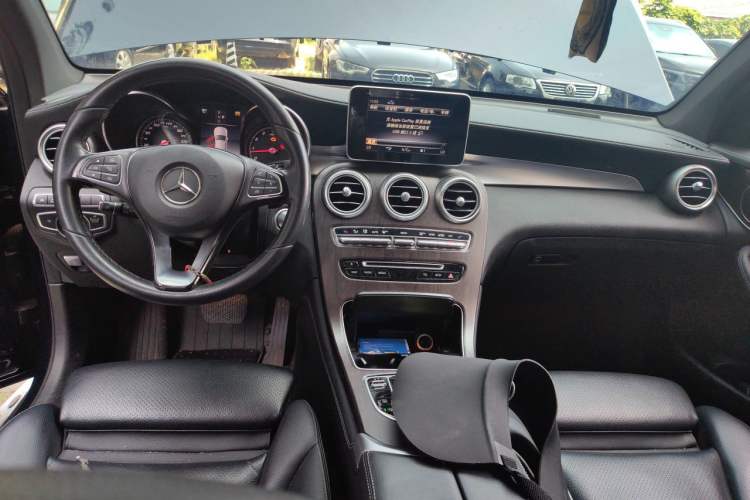 Used Mercedes-Benz GLC 2018 GLC 260 4MATIC Luxury Model Center Console