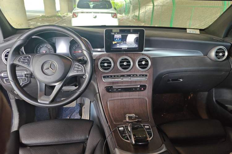 Used Mercedes-Benz GLC 2018 GLC 260 4MATIC Luxury Model Center Console