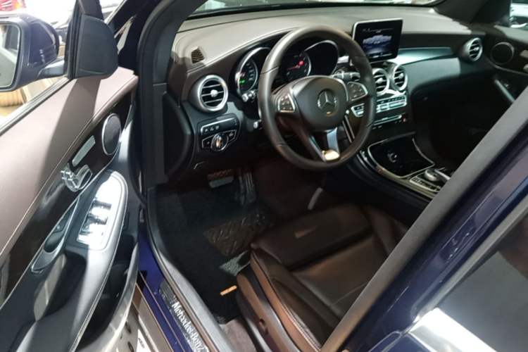 Used Mercedes-Benz GLC 2018 Facelift GLC 260 4MATIC Luxury Edition Driver Seat