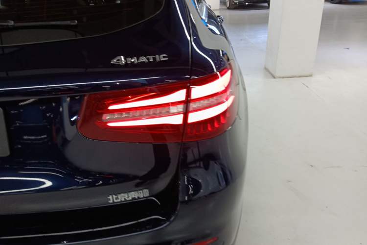 Used Mercedes-Benz GLC 2018 Refreshed GLC 300 4MATIC Dynamic Edition Exterior 3