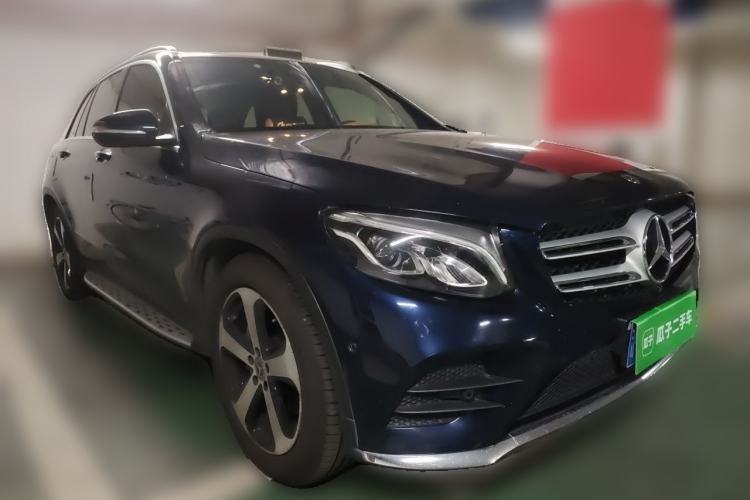 Used Mercedes-Benz GLC 2018 GLC 260 4MATIC Luxury Model Front Right 45 Deg