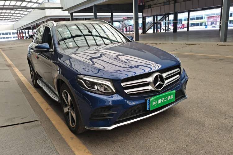 Used Mercedes-Benz GLC 2018 GLC 260 4MATIC Luxury Model Front Right 45 Deg