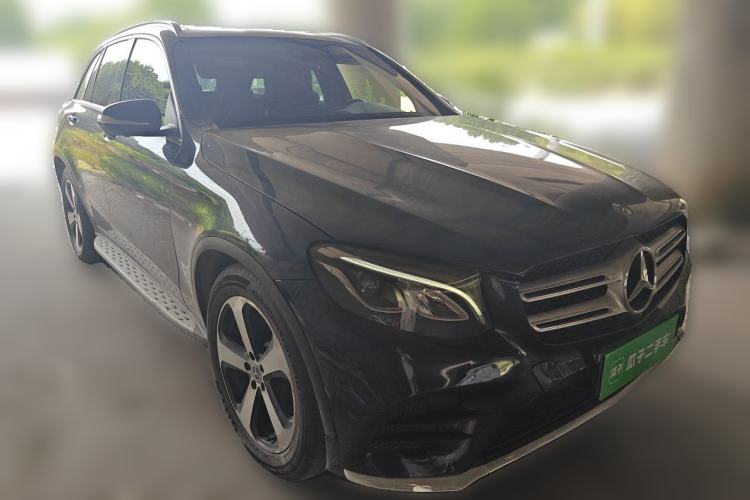 Used Mercedes-Benz GLC 2018 GLC 260 4MATIC Luxury Model Front Right 45 Deg