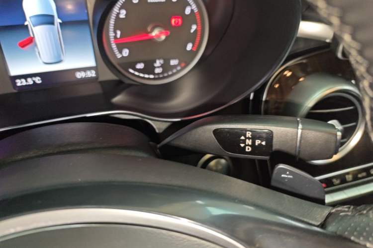 Used Mercedes-Benz GLC 2018 Facelift GLC 260 4MATIC Luxury Edition Gear Lever