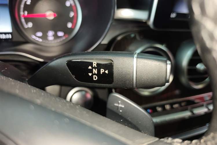 Used Mercedes-Benz GLC 2018 Facelift GLC 260 4MATIC Luxury Edition Gear Lever