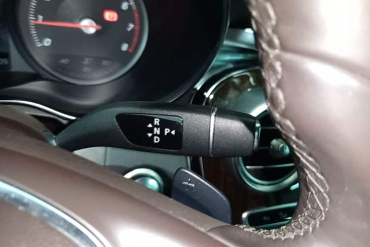 Used Mercedes-Benz GLC 2018 Facelift GLC 260 4MATIC Luxury Edition Gear Lever
