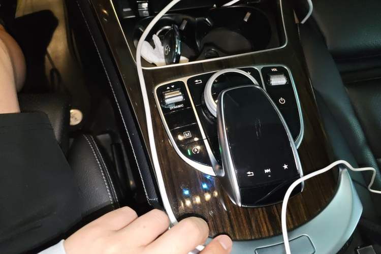 Used Mercedes-Benz GLC 2018 Facelift GLC 260 4MATIC Luxury Edition Gear Lever