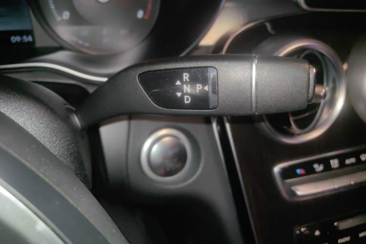 Used Mercedes-Benz GLC 2018 Facelift GLC 260 4MATIC Luxury Edition Gear Lever