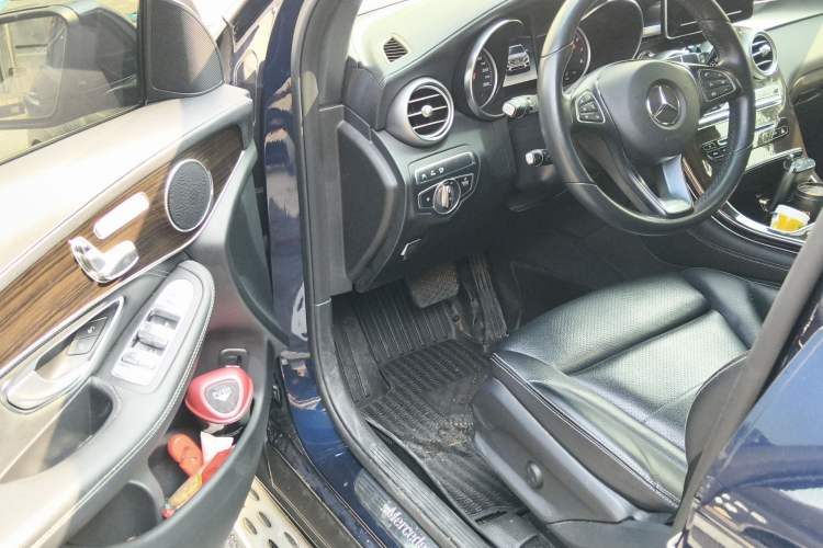 Used Mercedes-Benz GLC 2018 GLC 260 4MATIC Luxury Model Interior 3