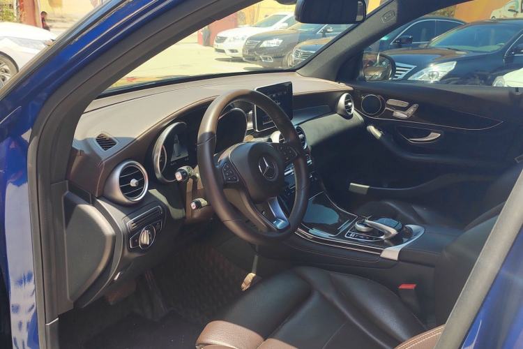 Used Mercedes-Benz GLC 2018 GLC 260 4MATIC Dynamic Edition Interior 4