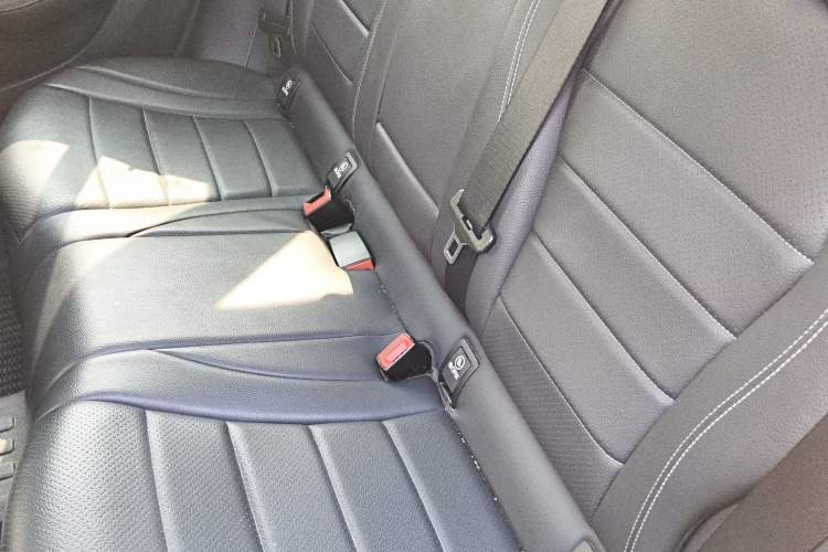 Used Mercedes-Benz GLC 2018 GLC 260 4MATIC Luxury Model Interior 4