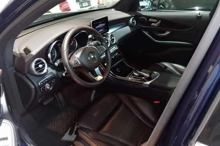 Used Mercedes-Benz GLC 2018 Facelift GLC 260 4MATIC Luxury Edition Left Front Seat