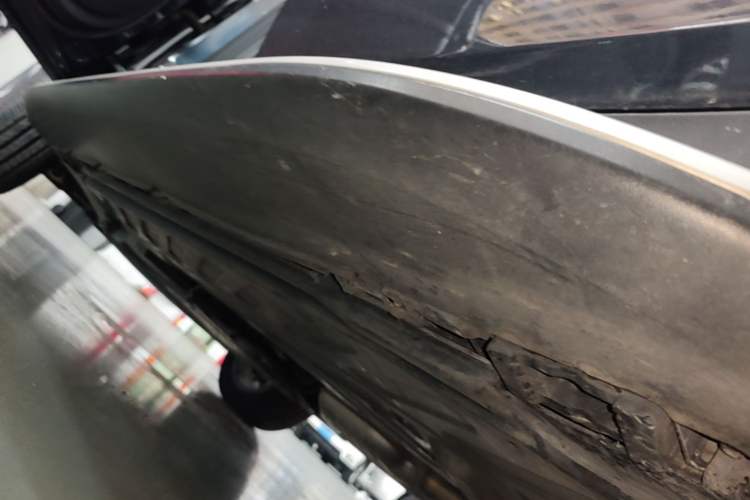 Used Mercedes-Benz GLC 2018 Facelift GLC 260 4MATIC Luxury Edition Left Side Sill