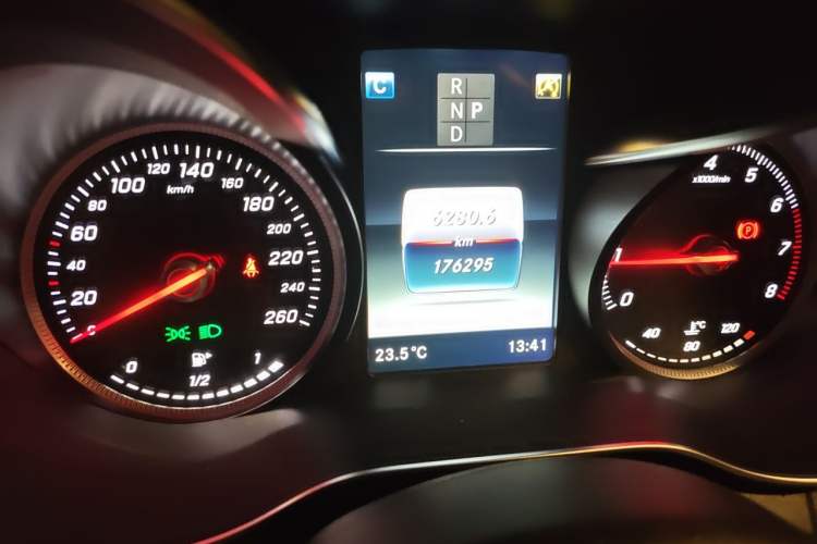 Used Mercedes-Benz GLC 2018 GLC 260 4MATIC Luxury Model Odometer Close Up