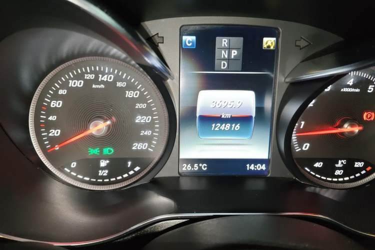 Used Mercedes-Benz GLC 2018 Facelift GLC 260 4MATIC Luxury Edition Odometer Close Up