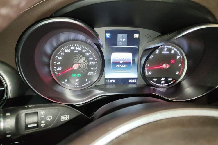 Used Mercedes-Benz GLC 2018 Facelift GLC 260 4MATIC Luxury Edition Odometer Close Up