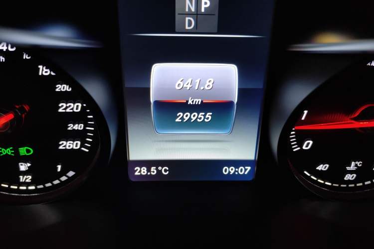Used Mercedes-Benz GLC 2018 GLC 300 4MATIC Sport Edition Odometer Close Up