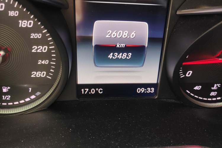 Used Mercedes-Benz GLC 2018 Facelift GLC 260 4MATIC Luxury Edition Odometer Close Up