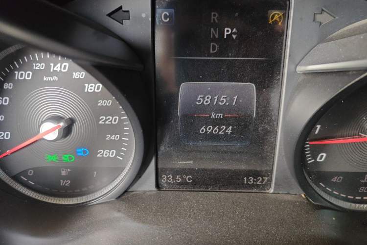Used Mercedes-Benz GLC 2018 GLC 260 4MATIC Luxury Model Odometer Close Up