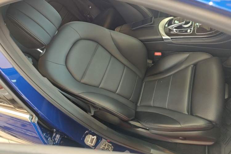Used Mercedes-Benz GLC 2018 Facelift GLC 260 4MATIC Luxury Edition Right Front Seat