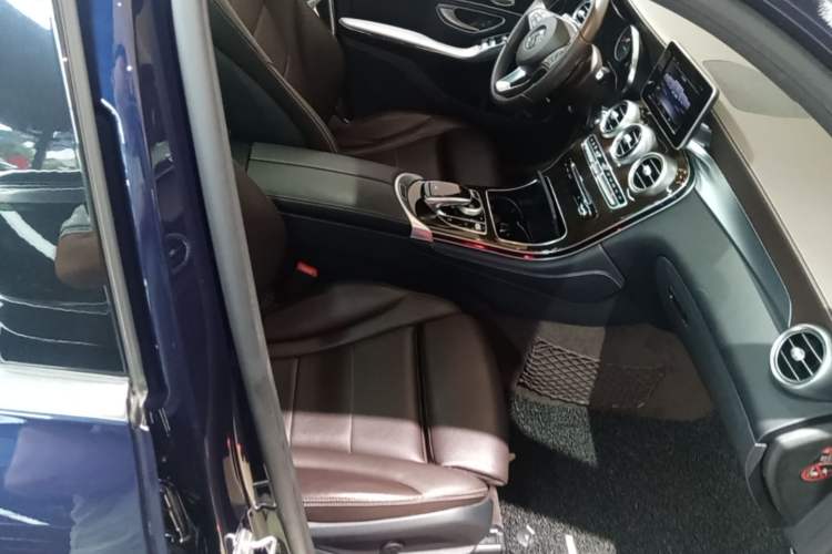 Used Mercedes-Benz GLC 2018 Facelift GLC 260 4MATIC Luxury Edition Right Front Seat