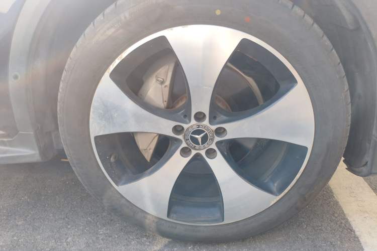 Used Mercedes-Benz GLC 2018 GLC 300 4MATIC Sport Edition Right Front Wheel Hub