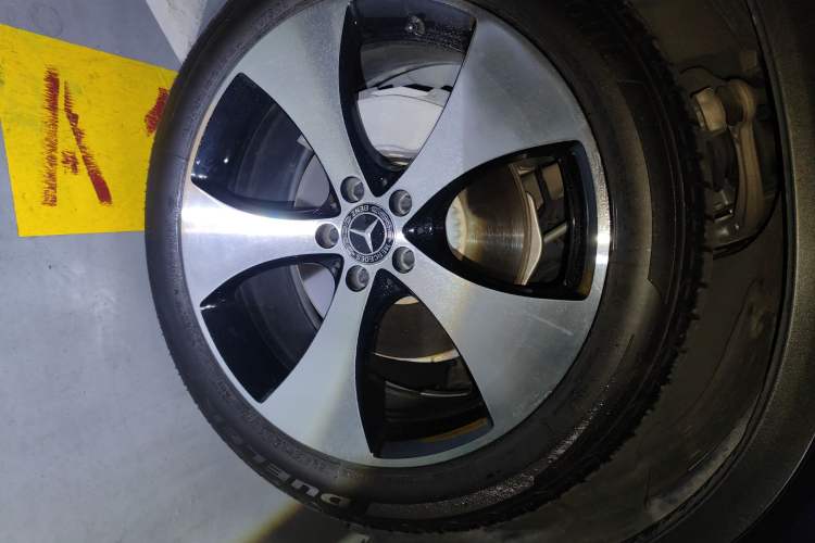 Used Mercedes-Benz GLC 2018 GLC 300 4MATIC Sport Edition Right Front Wheel Hub