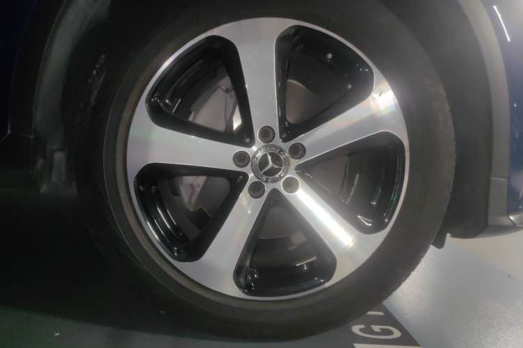Used Mercedes-Benz GLC 2018 Facelift GLC 260 4MATIC Luxury Edition Right Front Wheel Hub