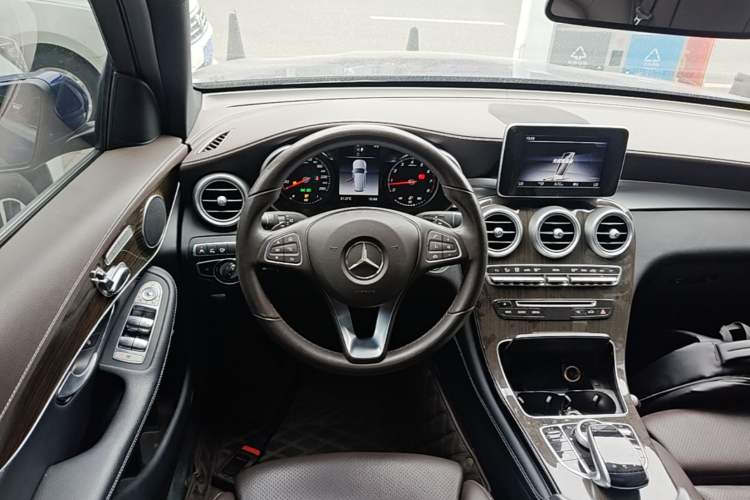 Used Mercedes-Benz GLC 2018 GLC 260 4MATIC Luxury Model Steering Wheel