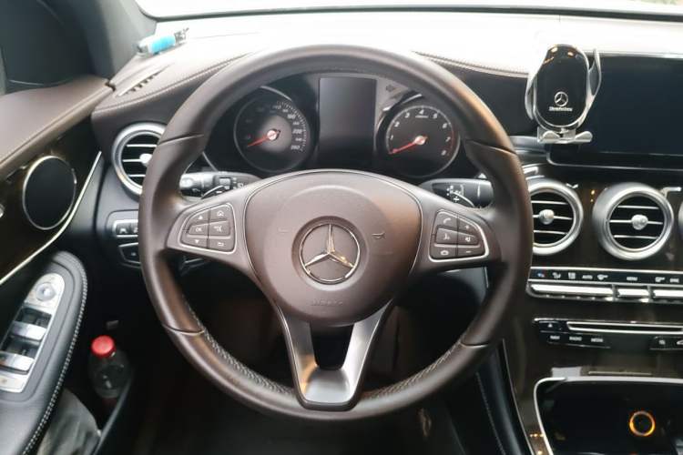Used Mercedes-Benz GLC 2018 GLC 260 4MATIC Luxury Model Steering Wheel