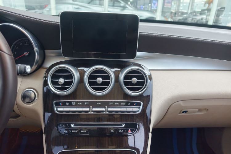 Used Mercedes-Benz GLC 2018 GLC 260 4MATIC Dynamic Edition Audio And AC Panel