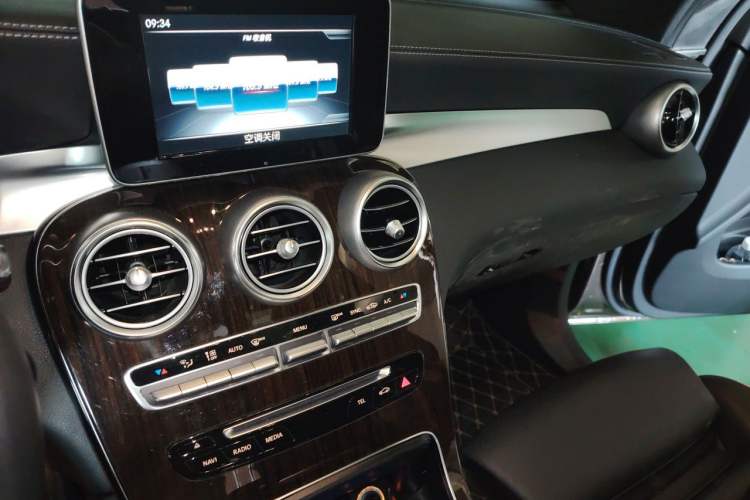 Used Mercedes-Benz GLC 2018 Facelift GLC 260 4MATIC Luxury Edition Audio And AC Panel