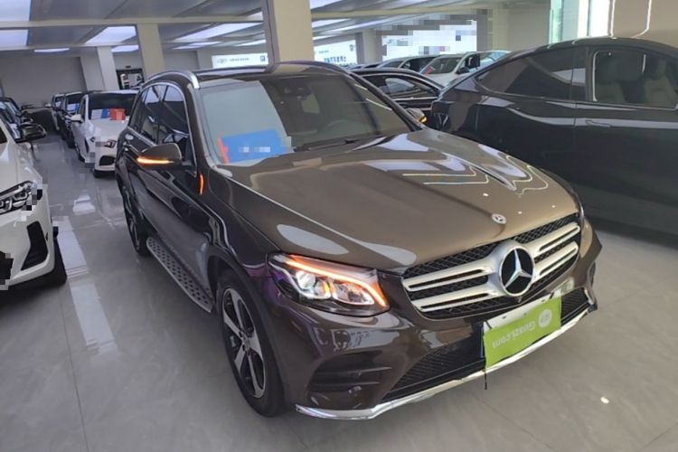 Used Mercedes-Benz GLC 2018 GLC 260 4MATIC Luxury Model Front Right 45 Deg