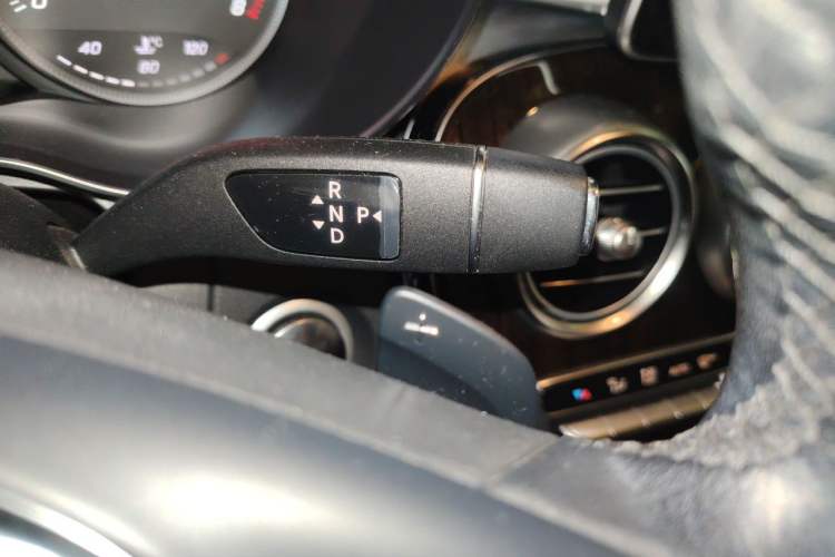 Used Mercedes-Benz GLC 2018 Facelift GLC 260 4MATIC Luxury Edition Gear Lever
