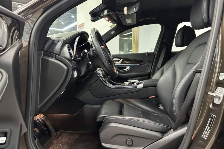 Used Mercedes-Benz GLC 2018 GLC 260 4MATIC Luxury Model Interior 1