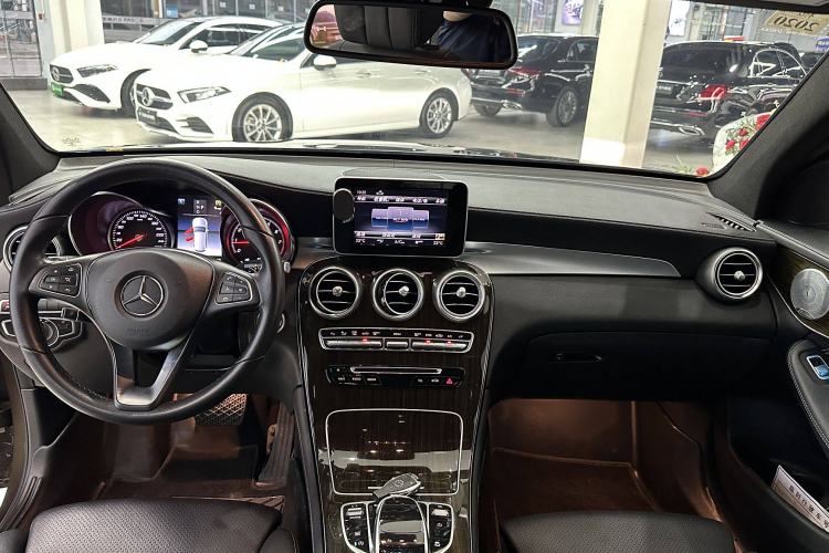 Used Mercedes-Benz GLC 2018 GLC 260 4MATIC Luxury Model Interior 14