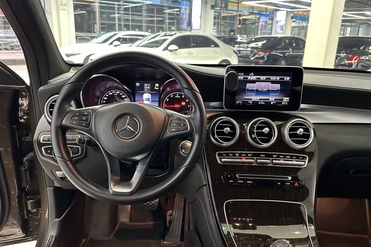Used Mercedes-Benz GLC 2018 GLC 260 4MATIC Luxury Model Interior 15