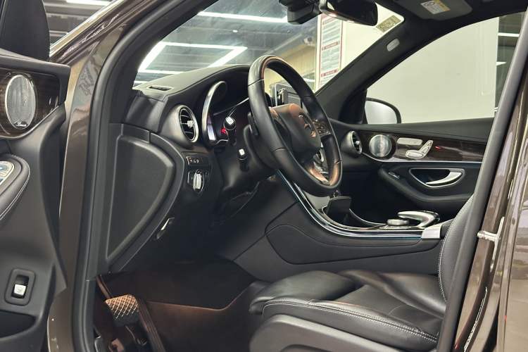 Used Mercedes-Benz GLC 2018 GLC 260 4MATIC Luxury Model Interior 2