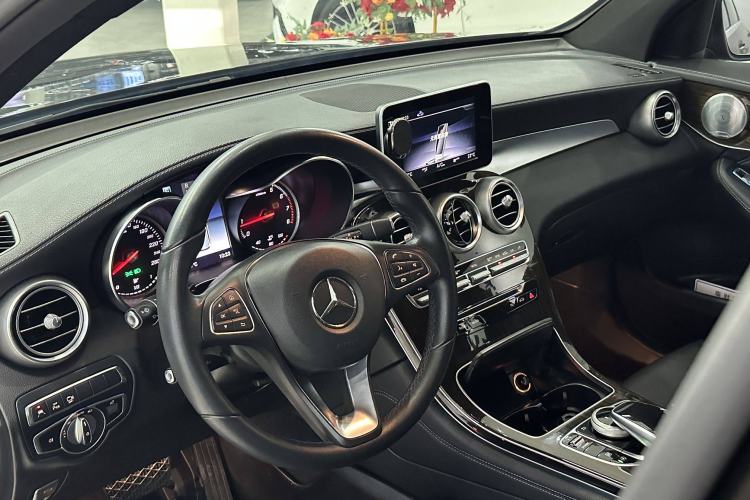 Used Mercedes-Benz GLC 2018 GLC 260 4MATIC Luxury Model Interior 3